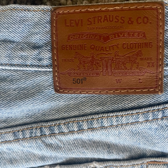 LEVI’S 505 Cut off Distressed Shorts - Picture 3 of 5